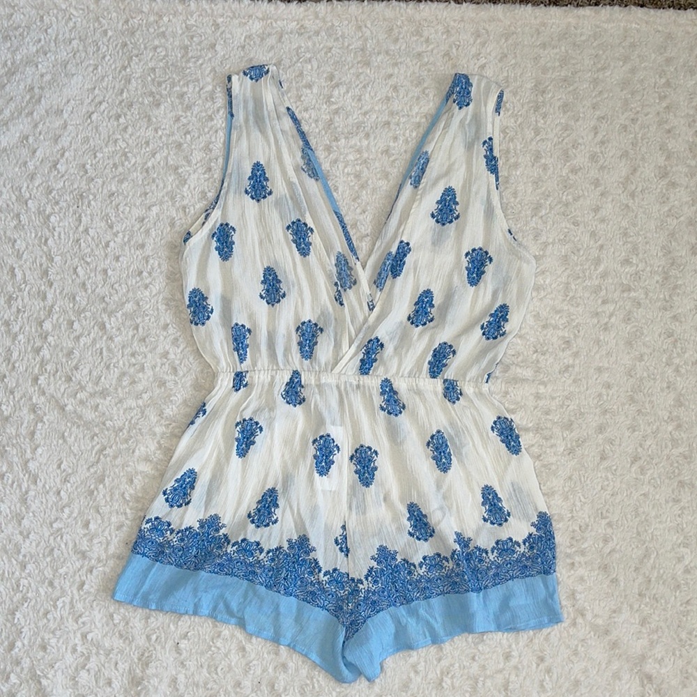 KENDALL & KYLIE WHITE AND BLUE PAISY PRINT DEEP V-NECK ROMPER. Size Medium